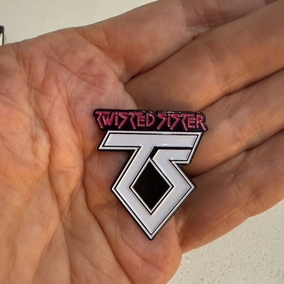 TWISTED SISTER Badge Pin - Picture 3 of 5